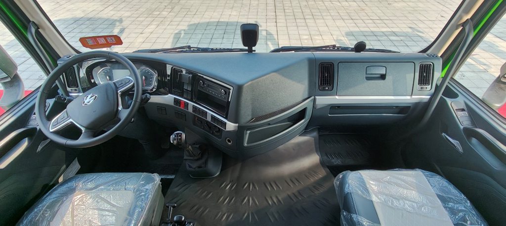 The Chenglong H5 Pure - Electric Heavy - Duty Truck is Upgraded Again with a 646 - kWh Large - Capacity Battery and a High - Efficiency Power Chain