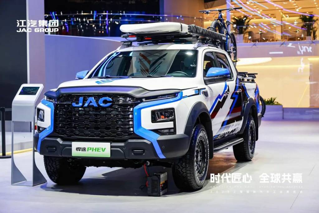 The First Hybrid Pickup Truck in China with a Torque Exceeding 1000 N·m! JAC HUNTER PHEV Made Its Domestic Debut at the Shanghai Auto Show