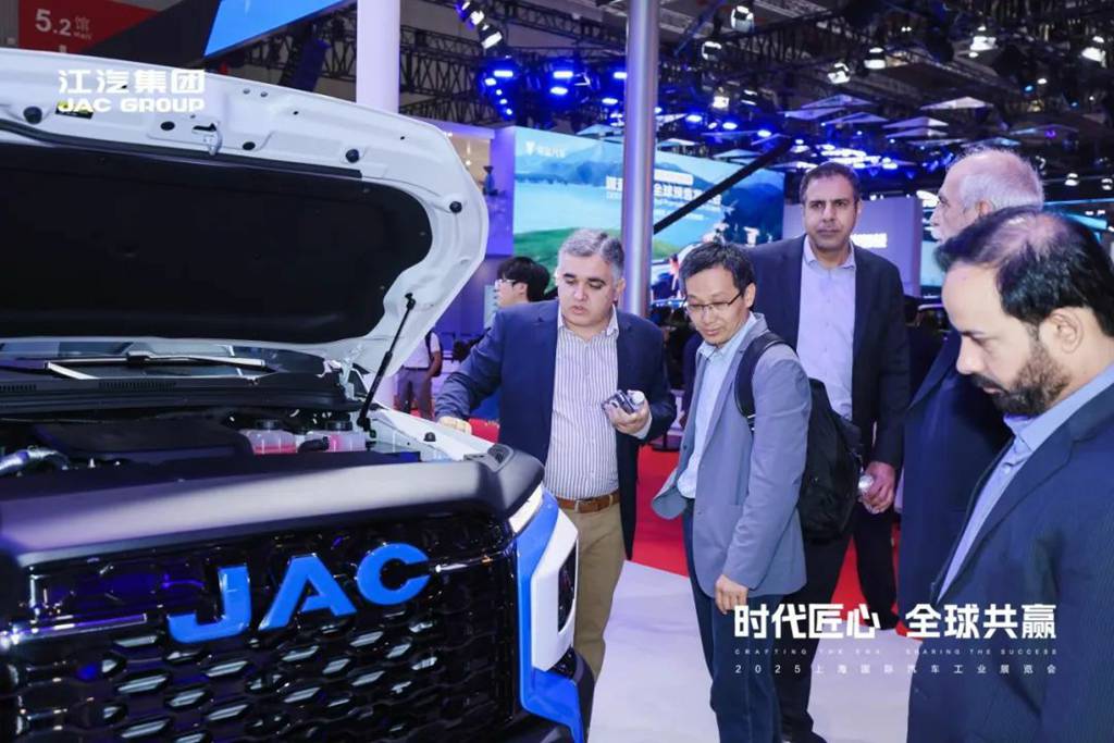 The First Hybrid Pickup Truck in China with a Torque Exceeding 1000 N·m! JAC HUNTER PHEV Made Its Domestic Debut at the Shanghai Auto Show