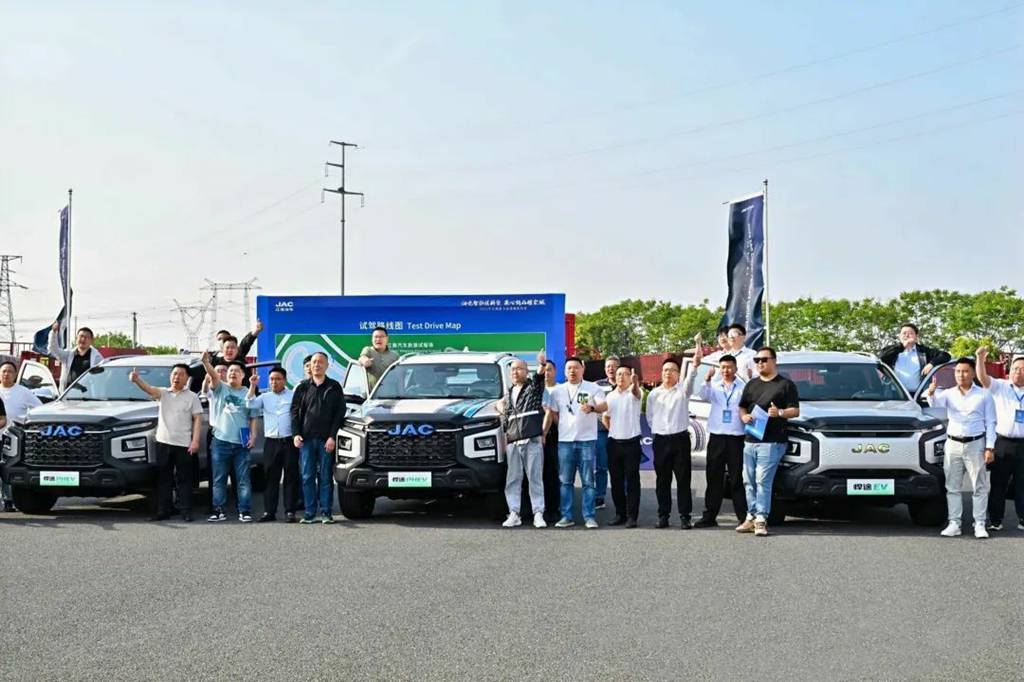 Double - digit year - on - year growth in cumulative domestic and international sales! Jac Pickup sold over 6,000 units globally in April.