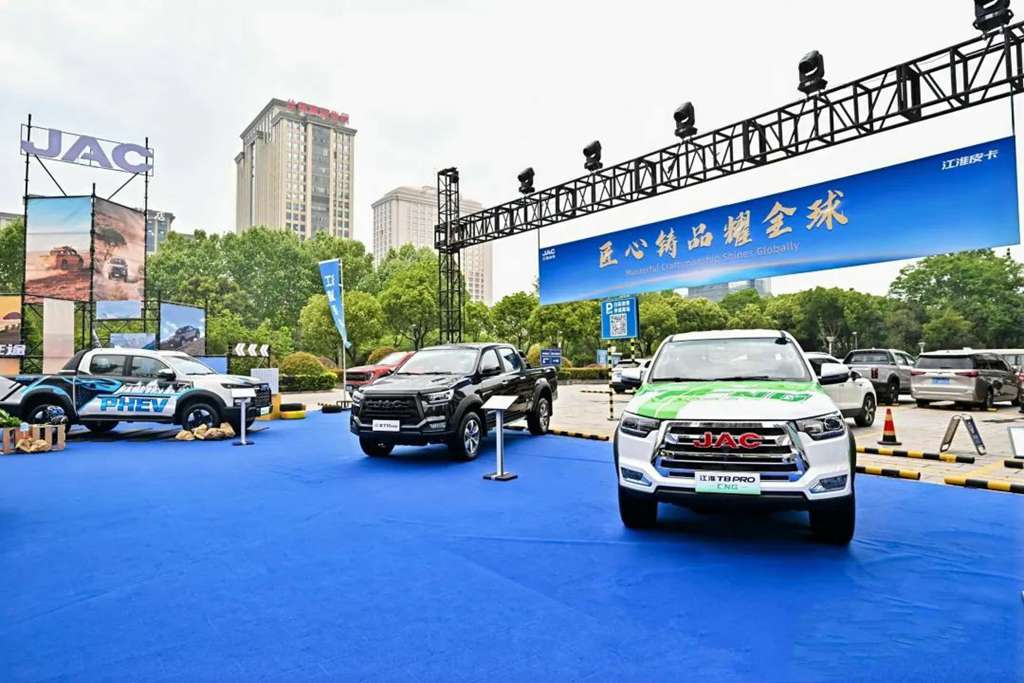 Double - digit year - on - year growth in cumulative domestic and international sales! Jac Pickup sold over 6,000 units globally in April.