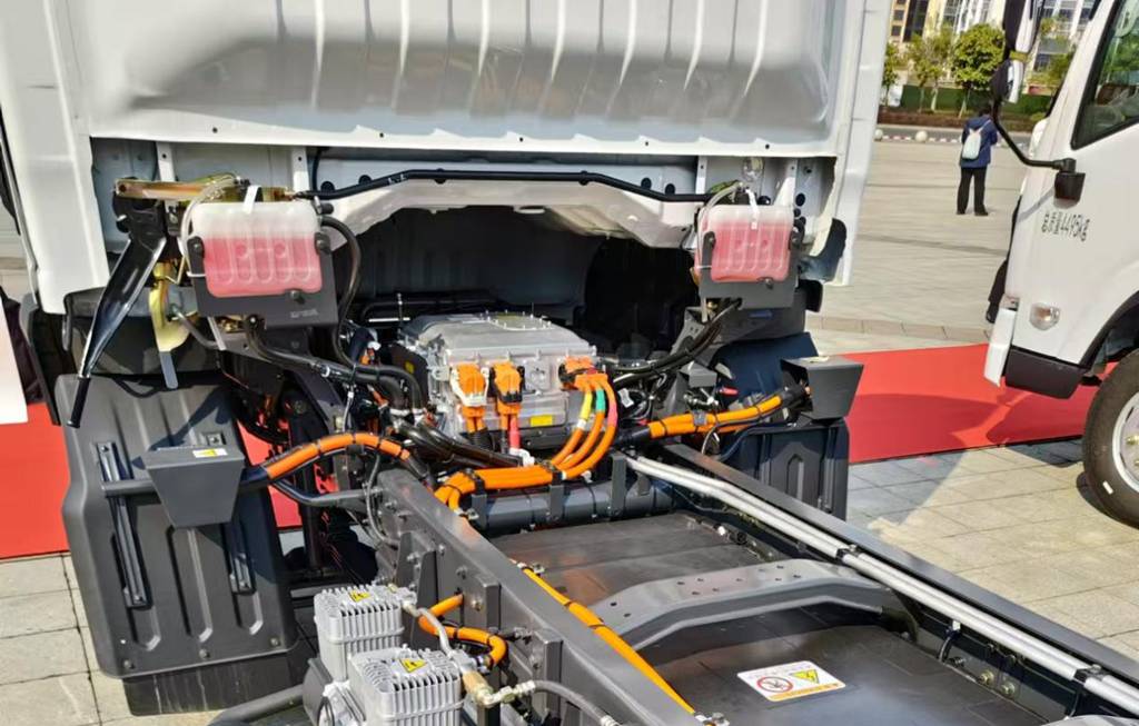 450km Ultra-long Range! The Chenglong L2V Large-battery Light Truck Ensures Worry-free Urban Distribution Transportation