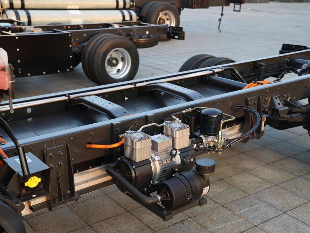 450km Ultra-long Range! The Chenglong L2V Large-battery Light Truck Ensures Worry-free Urban Distribution Transportation