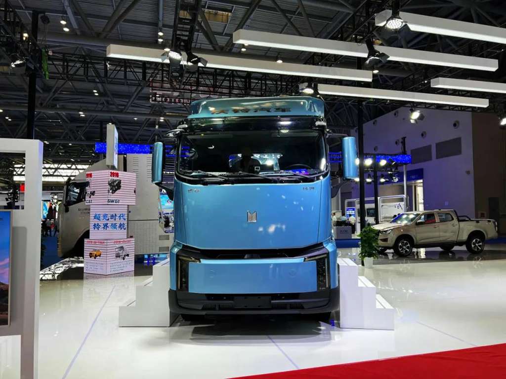 Qingling Unveils Two Global Premiere Models at Western China Fair: Intelligent Heavy Truck Lingjie and Efficient Light Truck Lingkun