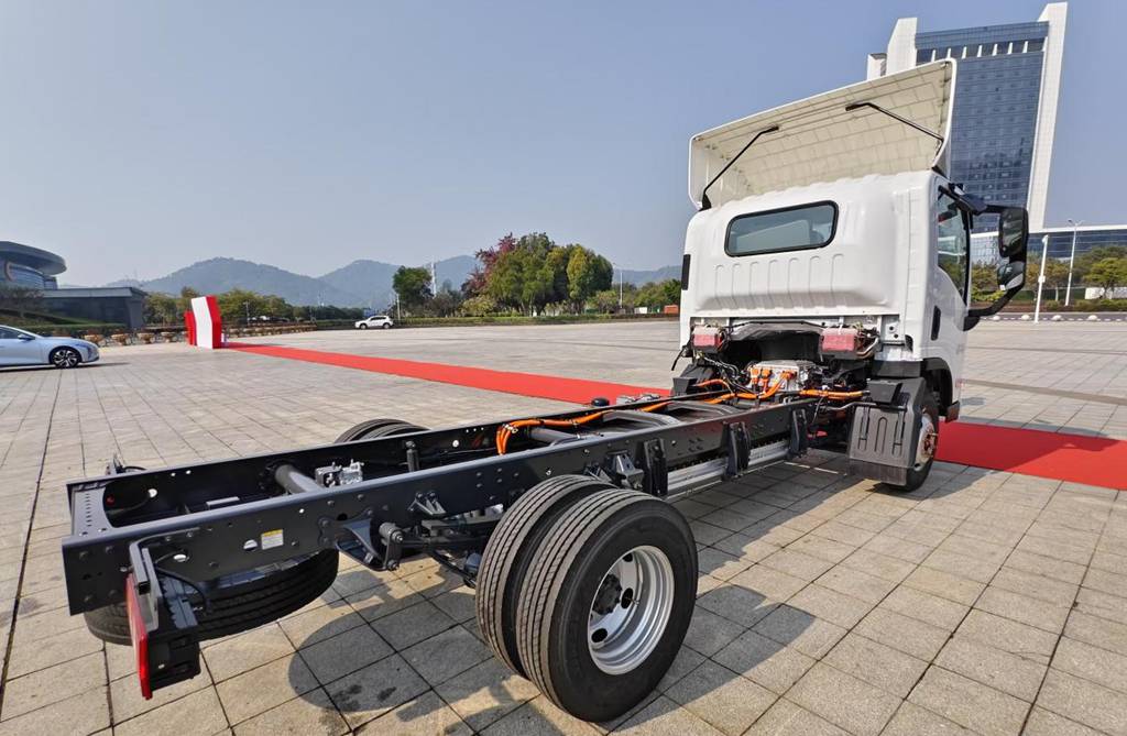 450km Ultra-long Range! The Chenglong L2V Large-battery Light Truck Ensures Worry-free Urban Distribution Transportation
