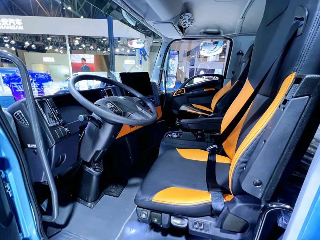 Qingling Unveils Two Global Premiere Models at Western China Fair: Intelligent Heavy Truck Lingjie and Efficient Light Truck Lingkun