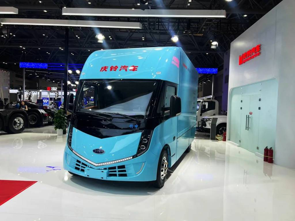 Qingling Unveils Two Global Premiere Models at Western China Fair: Intelligent Heavy Truck Lingjie and Efficient Light Truck Lingkun