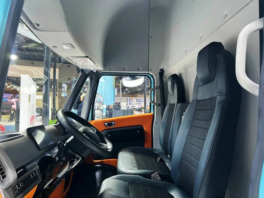 Qingling Unveils Two Global Premiere Models at Western China Fair: Intelligent Heavy Truck Lingjie and Efficient Light Truck Lingkun