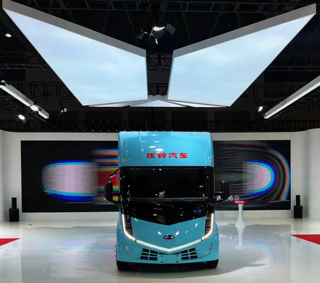 Qingling Unveils Two Global Premiere Models at Western China Fair: Intelligent Heavy Truck Lingjie and Efficient Light Truck Lingkun