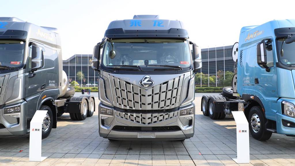 Chenglong HK LNG Tractor: A High-Income Solution for Trunk Line Logistics