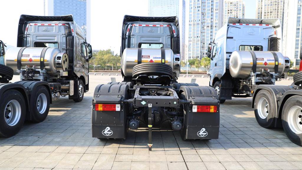 Chenglong HK LNG Tractor: A High-Income Solution for Trunk Line Logistics