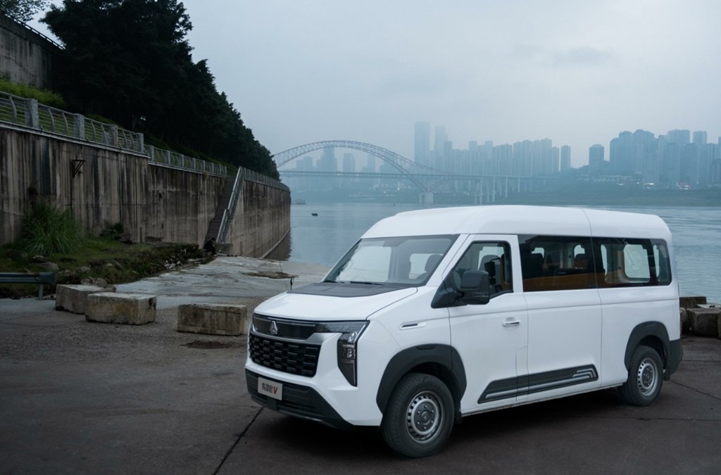 The Ultimate Family Travel Companion: Sinotruk Pioneer V Multi-Purpose Edition, Ready to Go!