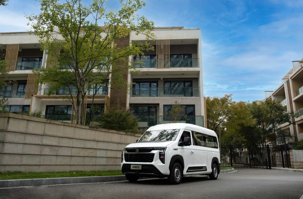 The Ultimate Family Travel Companion: Sinotruk Pioneer V Multi-Purpose Edition, Ready to Go!