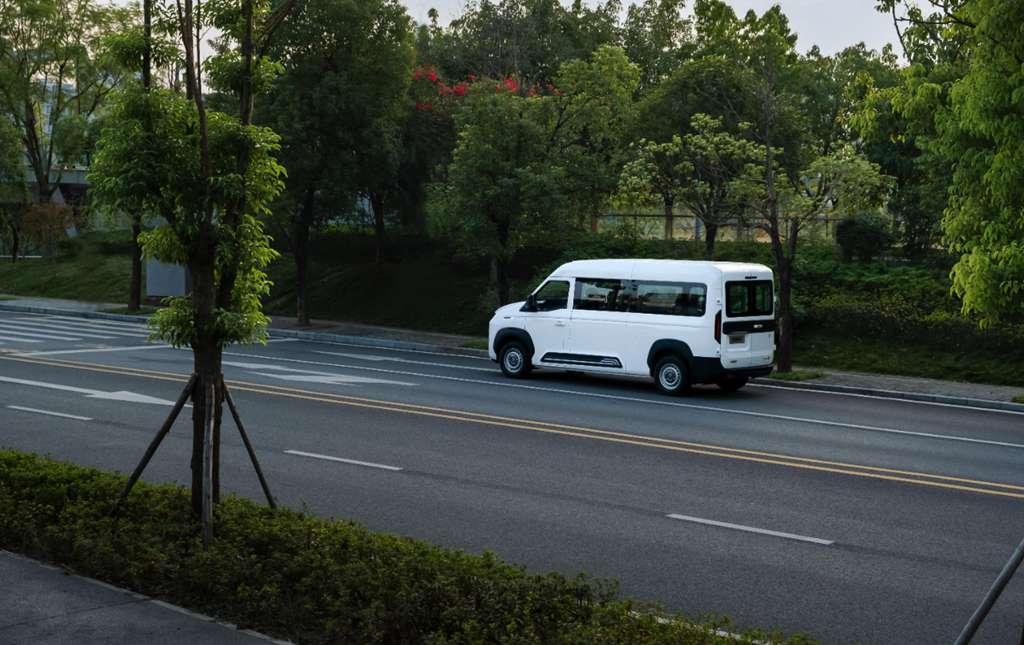 The Ultimate Family Travel Companion: Sinotruk Pioneer V Multi-Purpose Edition, Ready to Go!