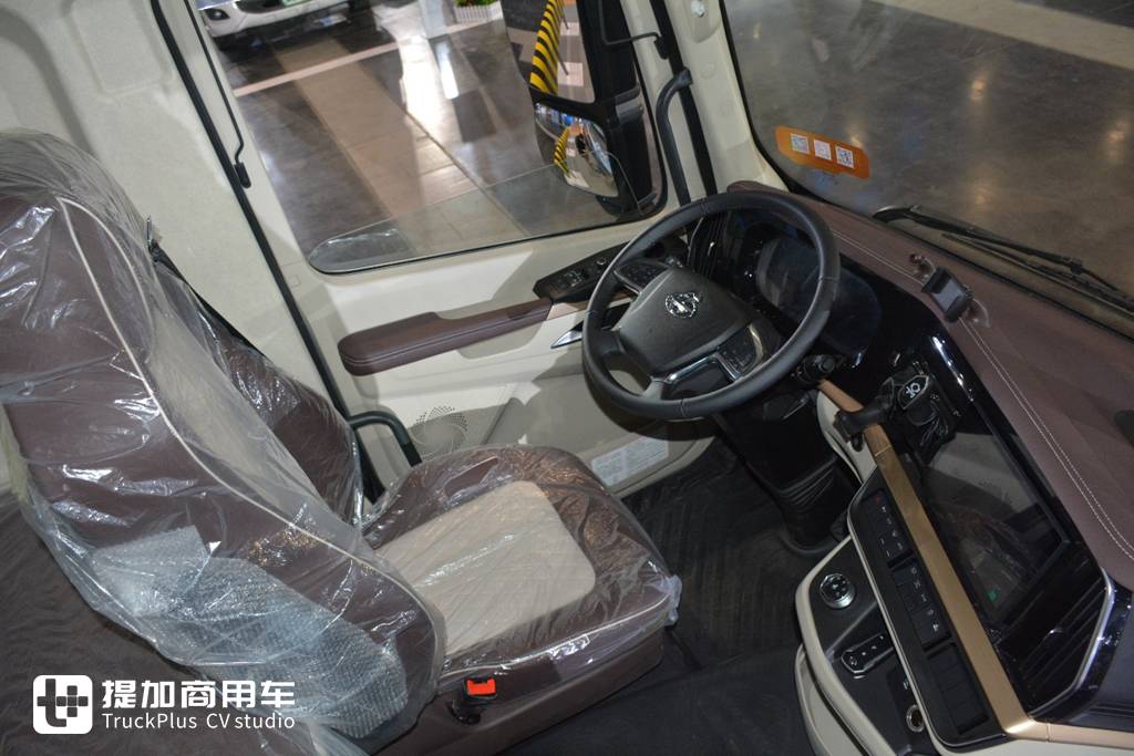 5% Gas Saving, New Experience of High-end Gas Vehicles: Live Shooting of Chenglong HK 630hp LNG Tractor