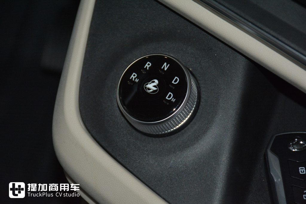 5% Gas Saving, New Experience of High-end Gas Vehicles: Live Shooting of Chenglong HK 630hp LNG Tractor