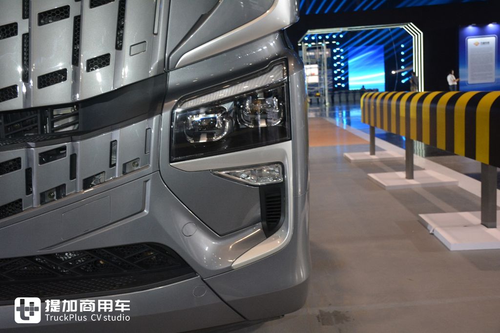 5% Gas Saving, New Experience of High-end Gas Vehicles: Live Shooting of Chenglong HK 630hp LNG Tractor