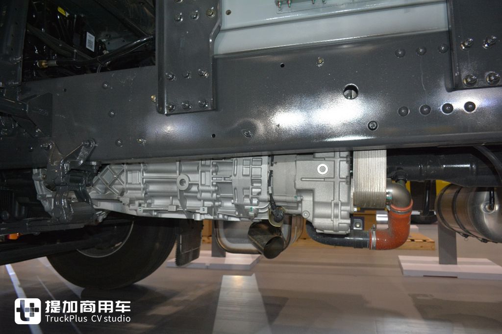 5% Gas Saving, New Experience of High-end Gas Vehicles: Live Shooting of Chenglong HK 630hp LNG Tractor