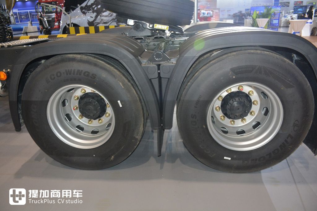 5% Gas Saving, New Experience of High-end Gas Vehicles: Live Shooting of Chenglong HK 630hp LNG Tractor