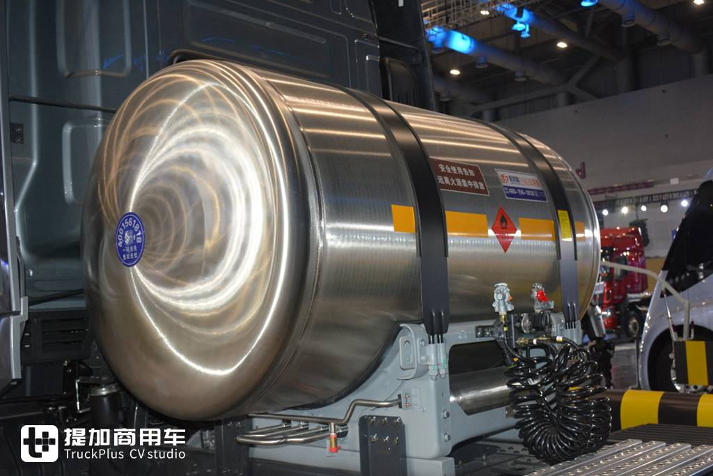 5% Gas Saving, New Experience of High-end Gas Vehicles: Live Shooting of Chenglong HK 630hp LNG Tractor