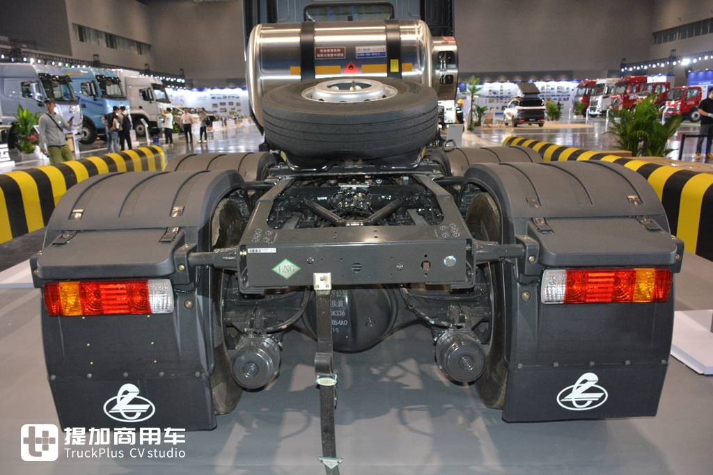 5% Gas Saving, New Experience of High-end Gas Vehicles: Live Shooting of Chenglong HK 630hp LNG Tractor