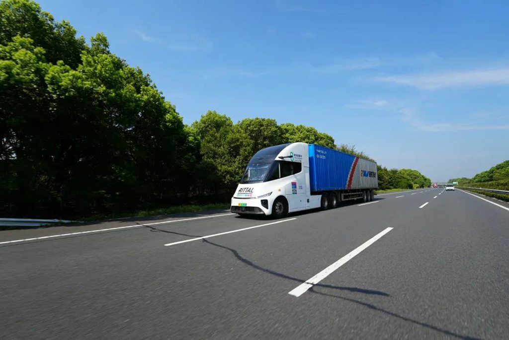Windrose R700 with 670km Range Officially Delivered to Rongqing Logistics