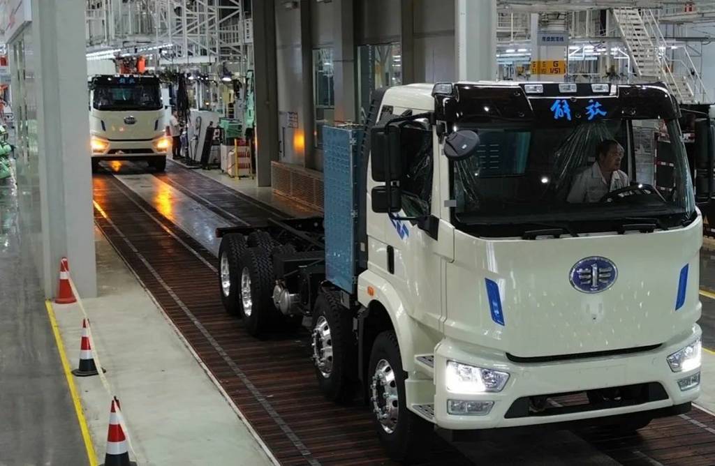 FAW Trucks Sichuan Branch Rolls Out Its 10,000th Vehicle of 2025!