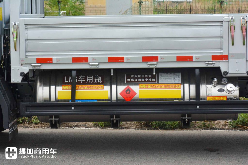 Low Cost + Long Range: A Real Shot of the Logo-Renewed Forland L5-LNG Light Truck!