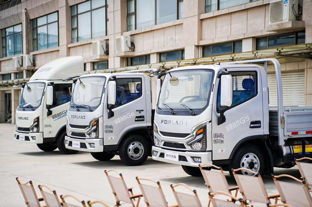 Low Cost + Long Range: A Real Shot of the Logo-Renewed Forland L5-LNG Light Truck!