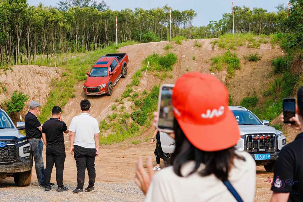 JAC DAY 2025: Fueled by "Longing," Writing the Innovation Legend of Chinese Pickups