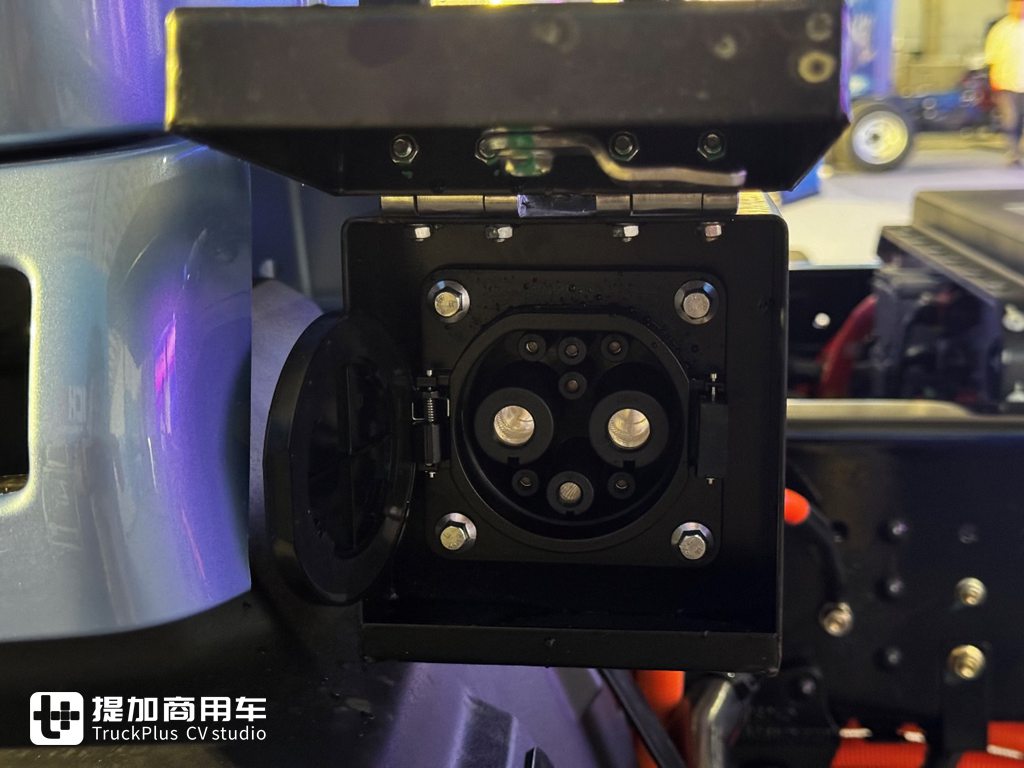 Real Shot of Weichai LANDKING's High-end New Product X7 Electric Light Truck Equipped with Stellar·Super Pure Electric Golden Power Platform