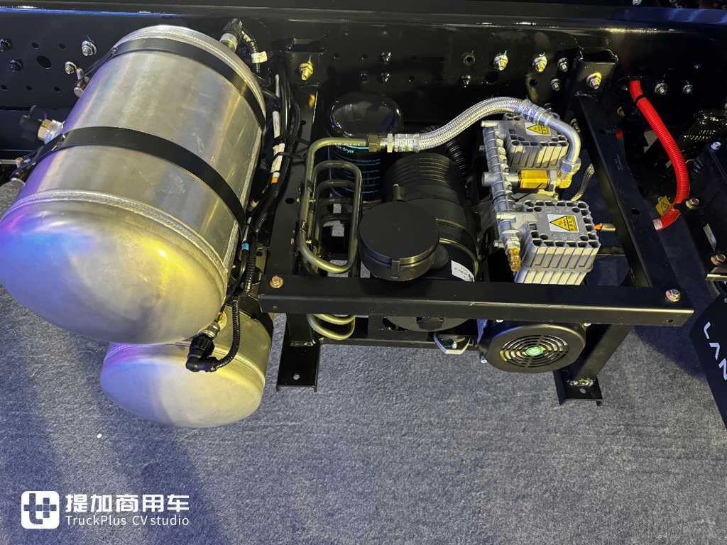 Real Shot of Weichai LANDKING's High-end New Product X7 Electric Light Truck Equipped with Stellar·Super Pure Electric Golden Power Platform