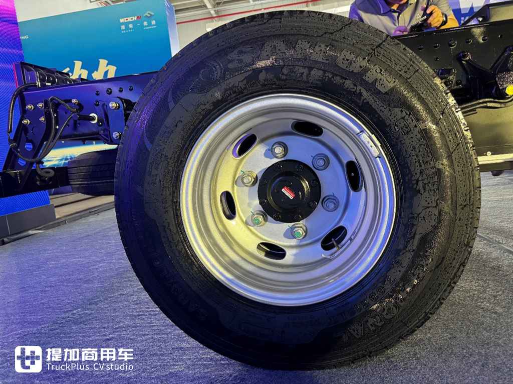 Real Shot of Weichai LANDKING's High-end New Product X7 Electric Light Truck Equipped with Stellar·Super Pure Electric Golden Power Platform