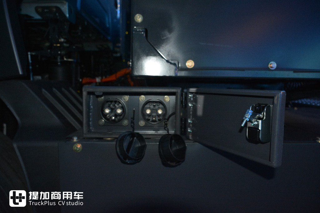 The King of Electric Heavy-Duty Trucks Arrives: New Platform Saves More Electricity, Chenglong Launches Yiwei 5 Electric Heavy-Duty Truck!