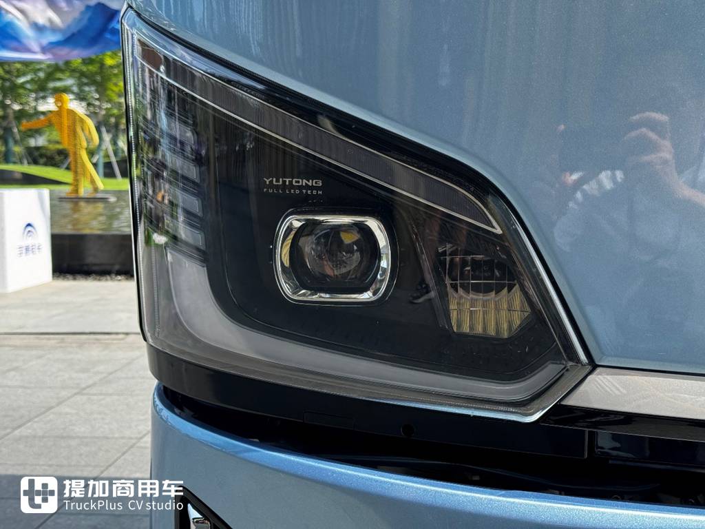 Specializing in Long-Distance Transport: Factory-Fitted High-Roof Double Bunk Cab – Yutong T6 Electric Light Truck Live Shot