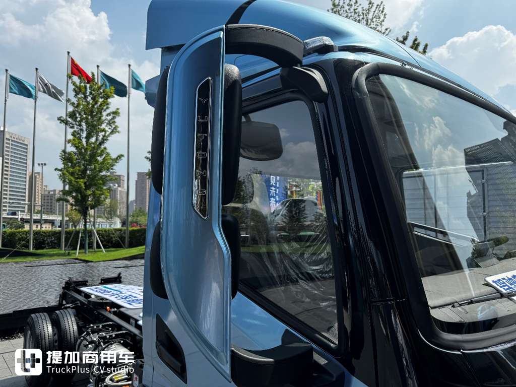 Specializing in Long-Distance Transport: Factory-Fitted High-Roof Double Bunk Cab – Yutong T6 Electric Light Truck Live Shot