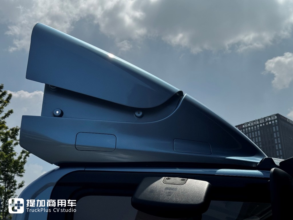 Specializing in Long-Distance Transport: Factory-Fitted High-Roof Double Bunk Cab – Yutong T6 Electric Light Truck Live Shot