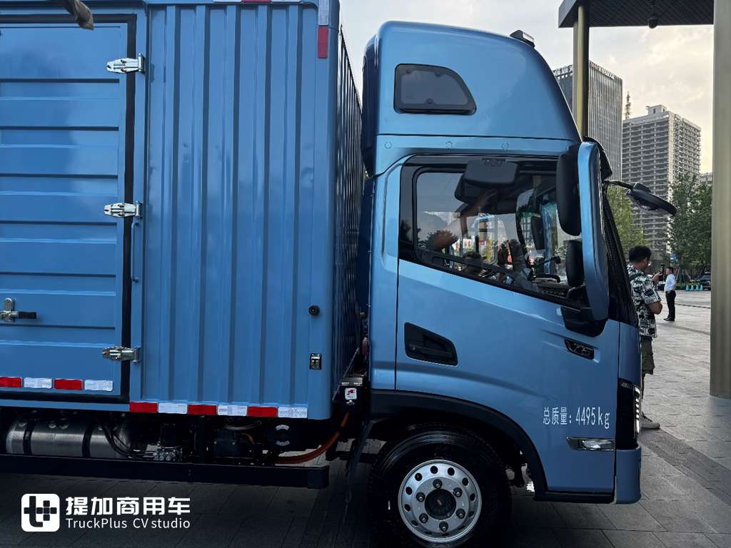 Specializing in Long-Distance Transport: Factory-Fitted High-Roof Double Bunk Cab – Yutong T6 Electric Light Truck Live Shot