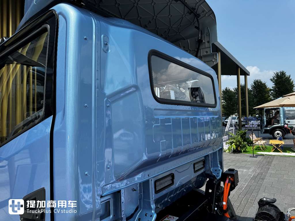 Specializing in Long-Distance Transport: Factory-Fitted High-Roof Double Bunk Cab – Yutong T6 Electric Light Truck Live Shot
