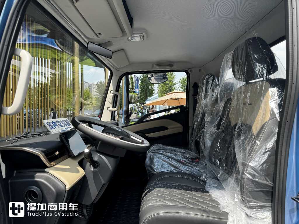 Specializing in Long-Distance Transport: Factory-Fitted High-Roof Double Bunk Cab – Yutong T6 Electric Light Truck Live Shot