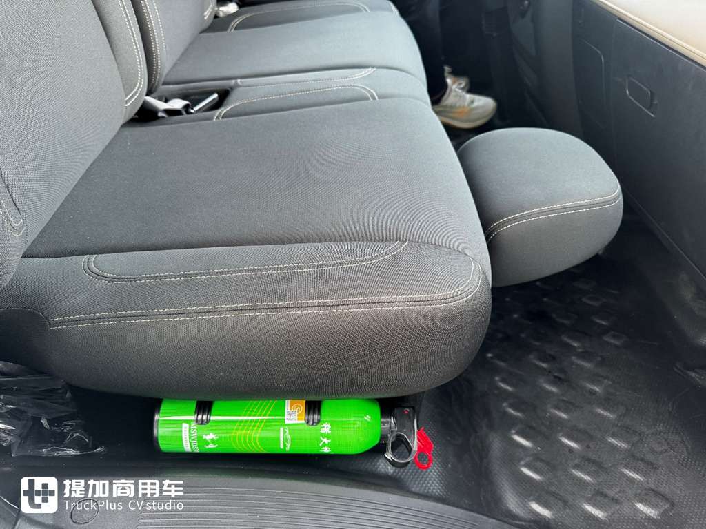 Specializing in Long-Distance Transport: Factory-Fitted High-Roof Double Bunk Cab – Yutong T6 Electric Light Truck Live Shot