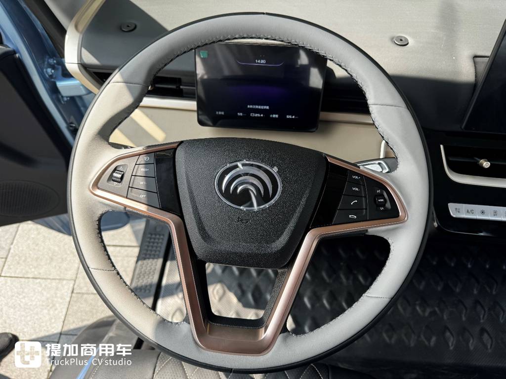 Specializing in Long-Distance Transport: Factory-Fitted High-Roof Double Bunk Cab – Yutong T6 Electric Light Truck Live Shot