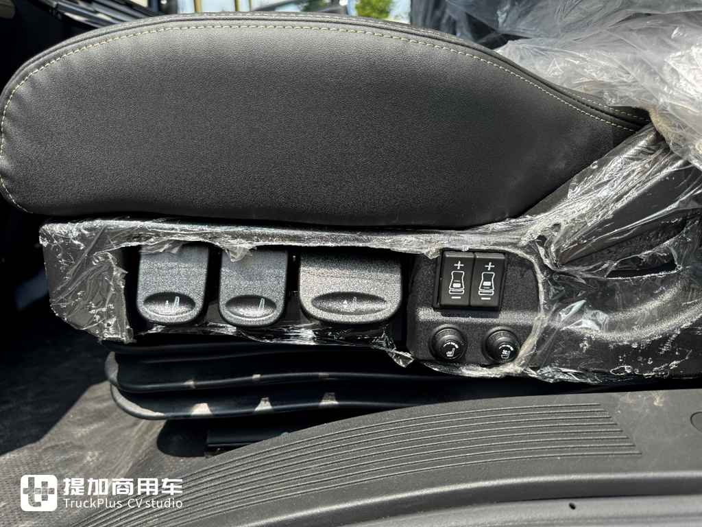 Specializing in Long-Distance Transport: Factory-Fitted High-Roof Double Bunk Cab – Yutong T6 Electric Light Truck Live Shot