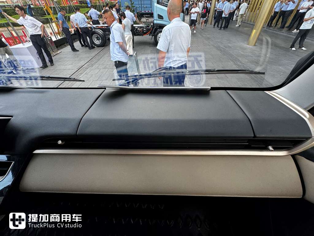 Specializing in Long-Distance Transport: Factory-Fitted High-Roof Double Bunk Cab – Yutong T6 Electric Light Truck Live Shot