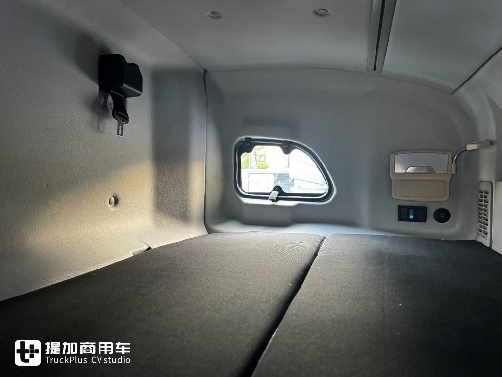 Specializing in Long-Distance Transport: Factory-Fitted High-Roof Double Bunk Cab – Yutong T6 Electric Light Truck Live Shot