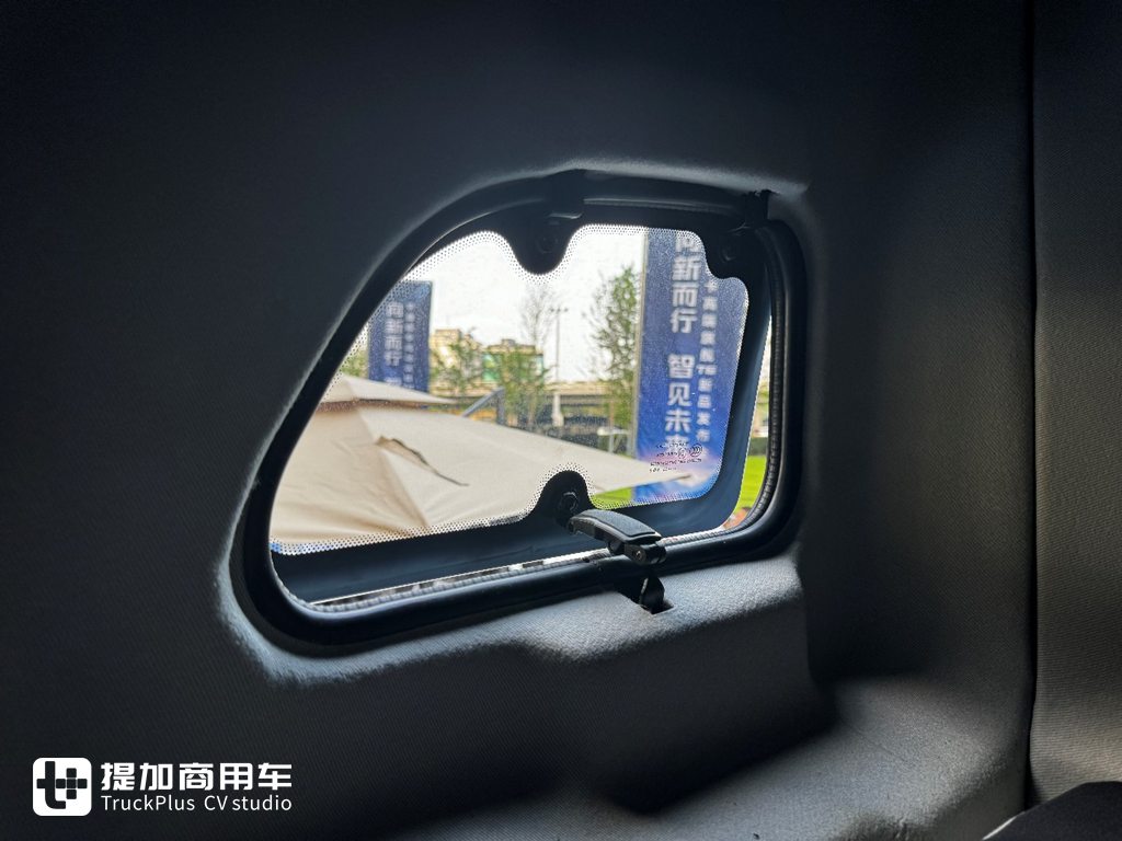 Specializing in Long-Distance Transport: Factory-Fitted High-Roof Double Bunk Cab – Yutong T6 Electric Light Truck Live Shot