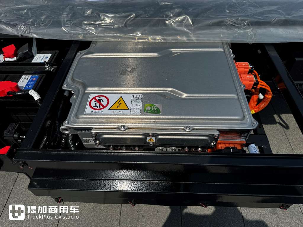 Specializing in Long-Distance Transport: Factory-Fitted High-Roof Double Bunk Cab – Yutong T6 Electric Light Truck Live Shot