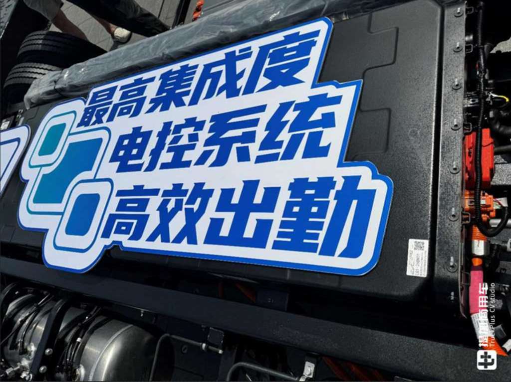 Specializing in Long-Distance Transport: Factory-Fitted High-Roof Double Bunk Cab – Yutong T6 Electric Light Truck Live Shot