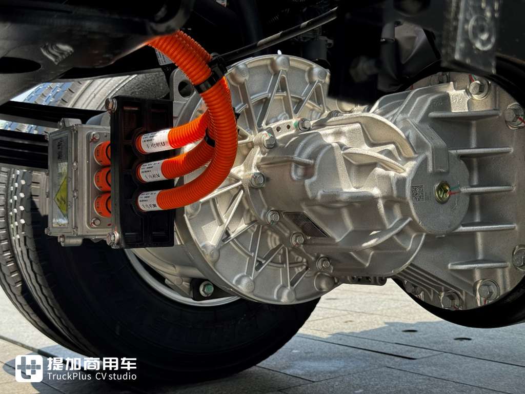 Specializing in Long-Distance Transport: Factory-Fitted High-Roof Double Bunk Cab – Yutong T6 Electric Light Truck Live Shot