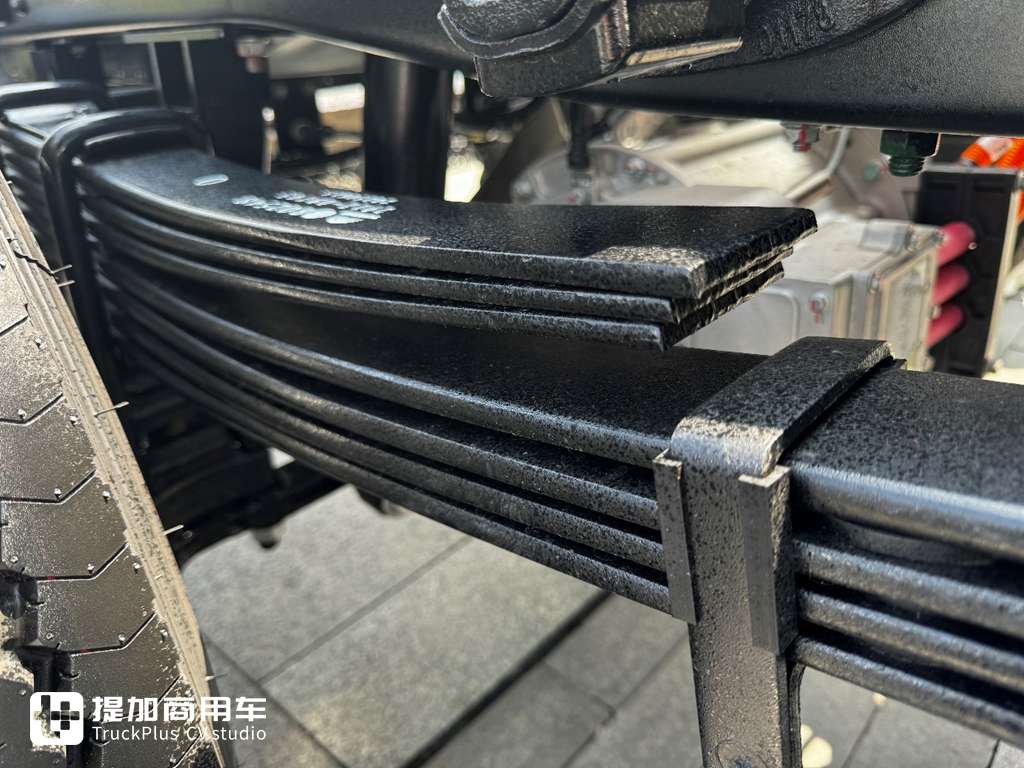 Specializing in Long-Distance Transport: Factory-Fitted High-Roof Double Bunk Cab – Yutong T6 Electric Light Truck Live Shot